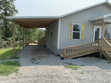 Sweet Little Bee Hive in the Ozarks! Отели в г. Шерман Тауншип
