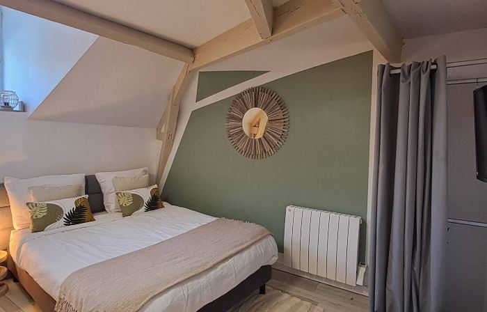 Charming Studio in Historic Residence, Notre Dame View