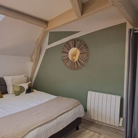 Charming Studio in Historic Residence, Notre Dame View Отели в г. Шоле