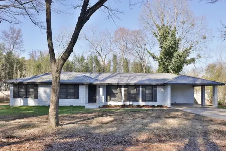 Lovely Lindale Home w/ Gameroom!