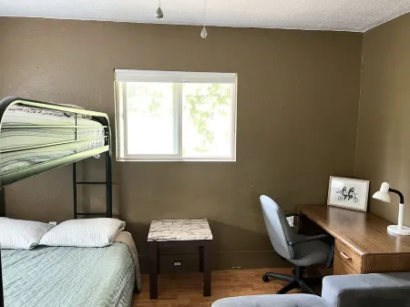 Entire Home & Fenced Yard For Family & Pets