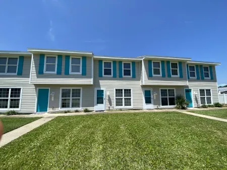 Pristine Tropical Getaway Townhouse Across Street from the Beach! Отели в г. Нью Смирна Бич