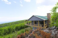 Secluded Mountain Cabin with Spectacular Views- Hiker's Dream - 4-Star