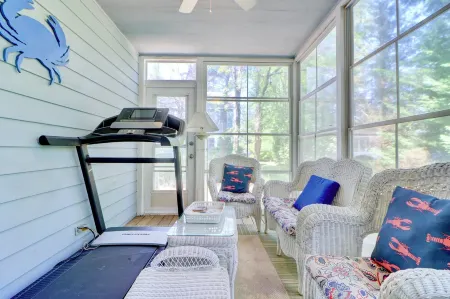 ONLY A 7 MINUTE WALK TO THE BEACH!