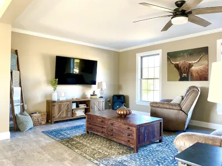 New Home, 2 Bd, 2.5 Bath, open floorplan, sleeps 6. Отели рядом с достопримечательностью «Napping Horse Farm»