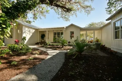 Bright & Comfortable Florida Cottage, Within 15 Min to Siesta and Nokomis Beach 퍼블릭스 슈퍼 마켓 앳 샵스 앳 케이시 케이 주변 호텔