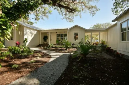 Bright & Comfortable Florida Cottage, Within 15 Min to Siesta and Nokomis Beach