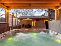 Amenity-Rich Fun Cabin~HotTub*GameRm*20-min to Ski Hotels in Cairo