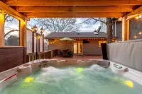 Amenity-Rich Fun Cabin~HotTub*GameRm*20-min to Ski