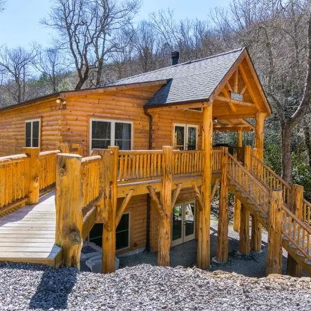 LOG HOME - NEXT TO CREEK / FIREPLACE / HOT TUB / HIKING TRAILS / PET FRIENDLY