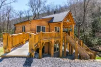 LOG HOME - NEXT TO CREEK / FIREPLACE / HOT TUB / HIKING TRAILS / PET FRIENDLY