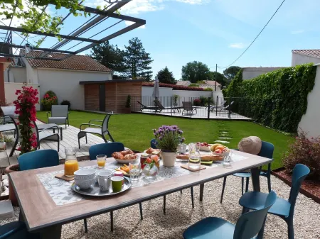 Gîte en Provence heated swimming pool and garden, near town center