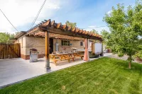 Hot Tub, Steam Room, Billiards, Ping Pong, Darts, 3 Kings, 8 beds total. Hotels near Brass Armadillo Antique Mall - Denver