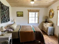 Antietam Toll House~ an historic waterfront cabin with fully fenced yard.
