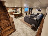 Gorgeous 5 bed Remodel near Downtown Hudson for Groups!