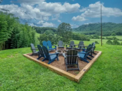 NEW!! Amazing Views & 2 porches. 2 Dens. Fire Pit. Hot Tub. Game Room. Smart TVs Hotels in Watauga