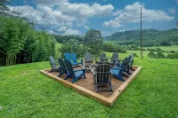 NEW!! Amazing Views & 2 porches. 2 Dens. Fire Pit. Hot Tub. Game Room. Smart TVs