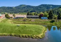 Discover St. Maries charm in our spacious 3-bedroom retreat