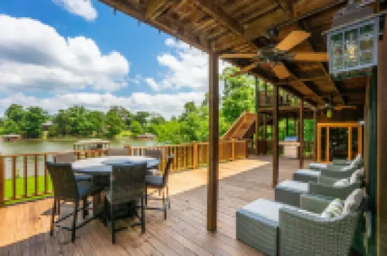 Serene Lakeside Getaway