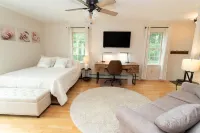 Vermont Summer Getaway • Fire Pit, Yard Games, Near Lake • Sleeps 11