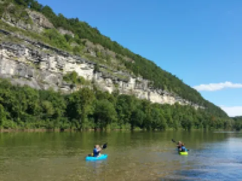 Beautiful cabin style home backing up on the White River! Hotels in Izard County