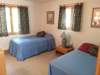 Katama Retreat! 5min drive to Beach & Harbor. Aug.9th Ferry Resv available