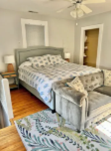 Large newly renovated Cape Victorian 5 blocks from the beach, sleeps 12