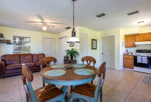 Connect with Nature at this Peaceful home  near by multiple springs and trails .