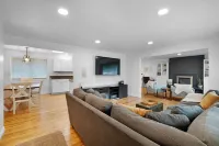 Close to downtown Oregon City, King Bed, Fire Pit, fireplace and a huge backyard Hotels in Oregon City