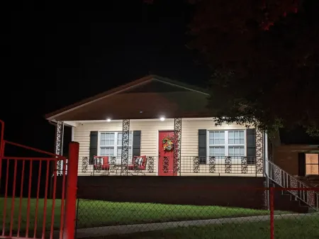 The Corner Cottage with Private Fishing Pond