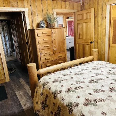 Cozy Cabin on Wooded Acre, Fire Pit, Games, Fully Equipped. Ucstr License#020096