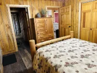 Cozy Cabin on Wooded Acre, Fire Pit, Games, Fully Equipped. Ucstr License#020096