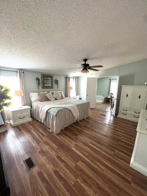 5 bedroom lake front home on Lake Secession