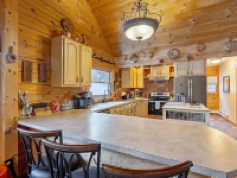 Cozy Vermont Log Cabin Chalet Only Minutes from Jay Peak 蒙哥馬利酒店