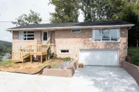 Gorgeous Kingsport Lakehouse With Huge Two-Story Screened In Porch! Отели рядом с достопримечательностью «Шоппинг-центр Сенчери сквер»