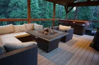 Mountain Retreat with Amazing Hot Tub and Outdoor Patio Area!