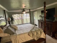 Pool home with access to Lake Huntley 레이크 준 공원 주변 호텔