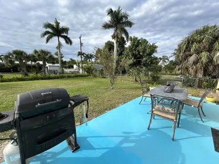 Island Cottage-Boat Ramp Nearby. Walk to Jug Creek Marina!