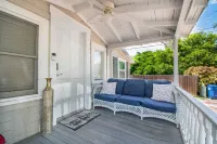 Cozy Cottage! 1 Mile from Downtown & St. Pete Pier - Bungalows