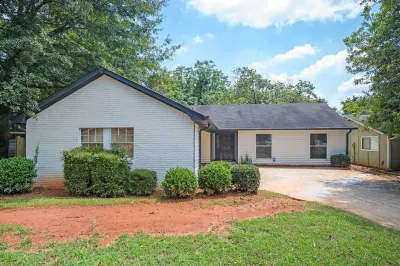 Family & Dog Friendly 4BD/2.5BA in Stone Mountain Hôtels à proximité de : Buck Godfrey Stadium