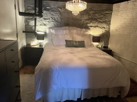 Historic Downtown Water-View Loft on Ceres Street Отели рядом с достопримечательностью «St. John's Episcopal Church»