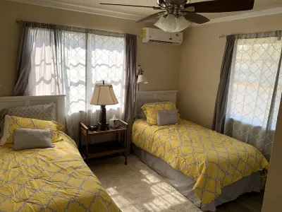 CHARMING BAY HOUSE BUNGALOW - CLOSE TO ALL ROCKPORT ACTIVITIES Gramma's Attic附近的飯店