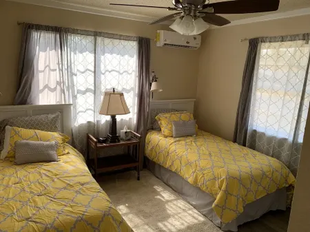 CHARMING BAY HOUSE BUNGALOW - CLOSE TO ALL ROCKPORT ACTIVITIES Отели рядом с достопримечательностью «Парк Рокпорт Бич»