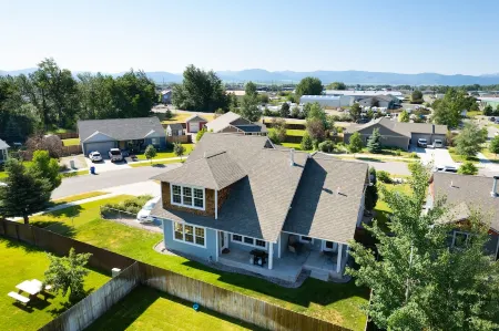 Three Suites Lodge, Full Private Bathrooms!