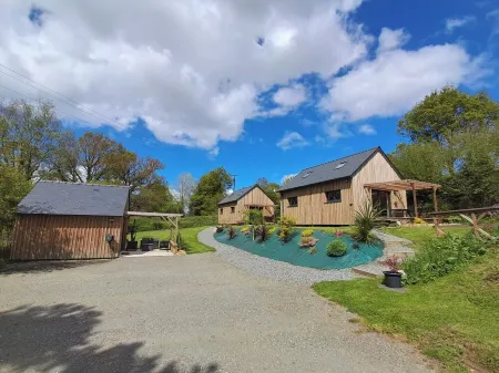 Chalet Avec Bain à Remous Privatif Près du Canal Отели в г. Финистер