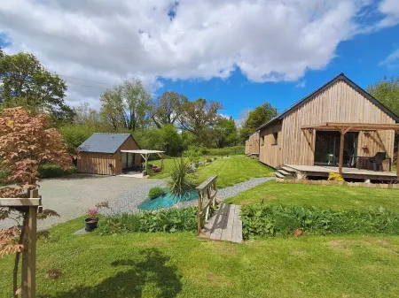 Chalet Avec Bain à Remous Privatif Près du Canal Отели в г. Финистер