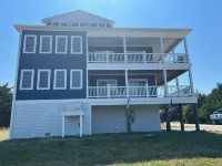 New Beach House, Hidden Gem, Views, Bay Breezes & Favorite Amenities!! Hotels in 