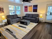 Style-Ish 2 bed lower with all season sun room Hoteles en Ishpeming