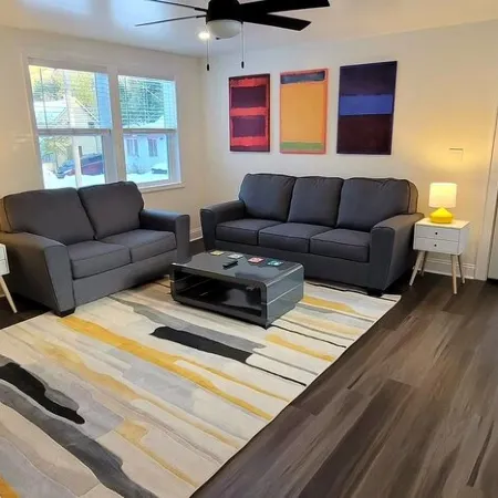 Style-Ish 2 bed lower with all season sun room Отели в г. Ишпеминг