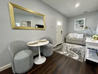 Beautifully Remodeled Apartment in Central Sarasota -5 Miles to Siesta Key!